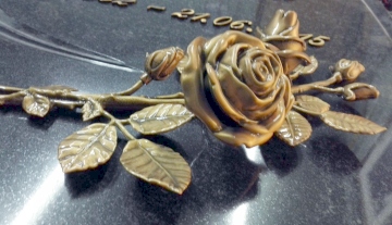 Примеры установки бронзовых цветов на памятник